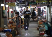 식당도 마트도 안 간다…식품·외식 소비 이례적 동반 감소