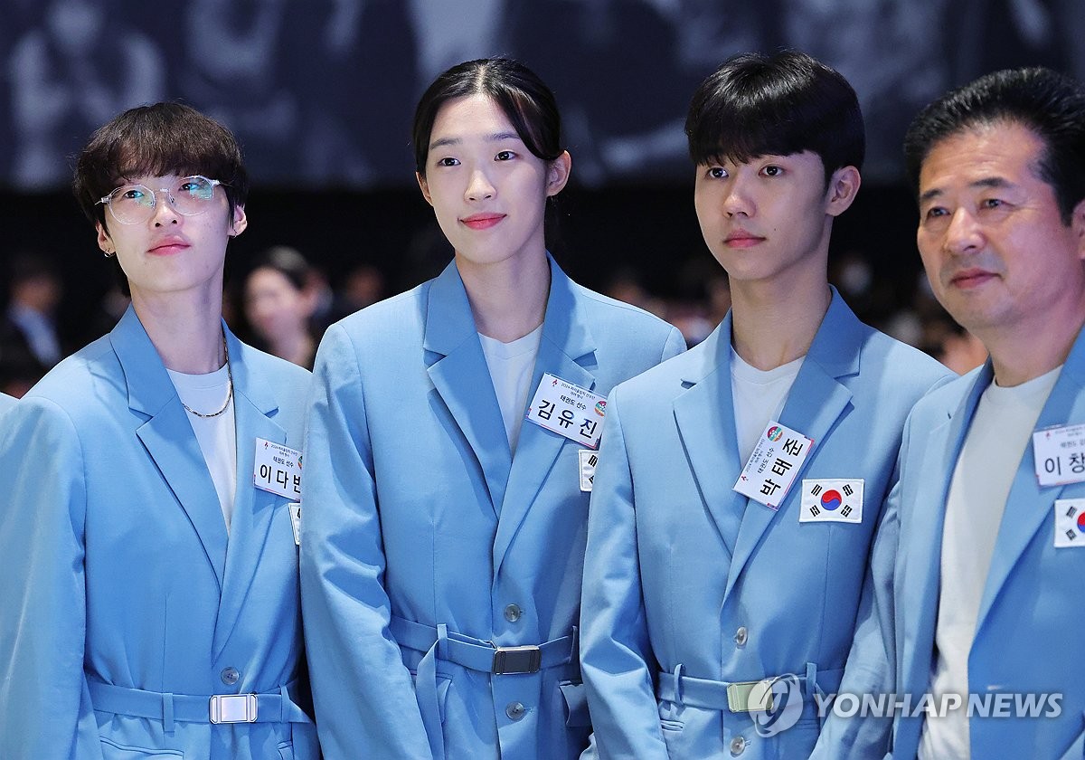 De izquierda a derecha: los medallistas olímpicos de taekwondo de Corea del Sur, Lee Da-bin, Kim Yu-jin y Park Tae-joon, y su entrenador, Lee Chang-geon, asisten a una cena organizada por la oficina presidencial en un hotel de Seúl el 22 de agosto de 2024. (Foto de grupo) (Yonhap)