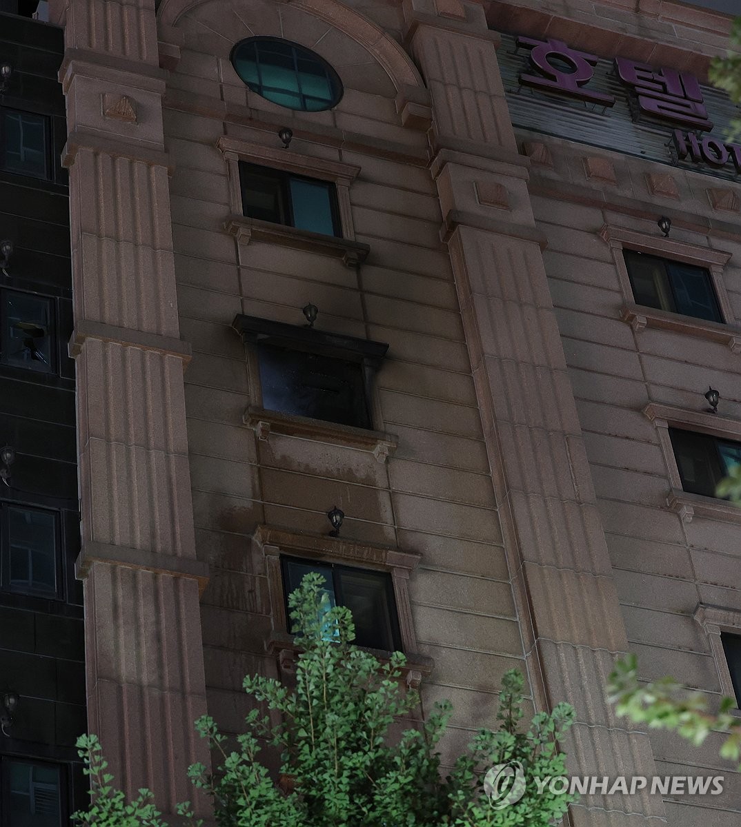 Esta foto tomada el 22 de agosto de 2024 muestra el exterior quemado de un hotel en Bucheon, al oeste de Seúl, luego de un incendio mortal. (Yonhap)