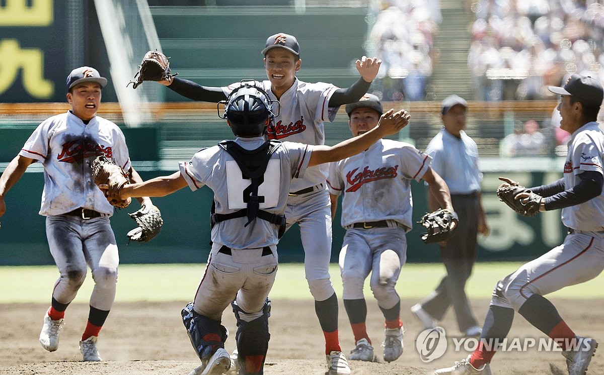 고시엔 우승 확정 후 얼싸안는 니시무라 투수와 오쿠이 포수