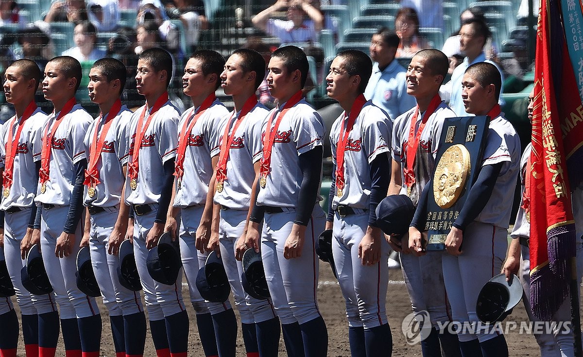 甲子園優勝のメダル胸に | 聯合ニュース