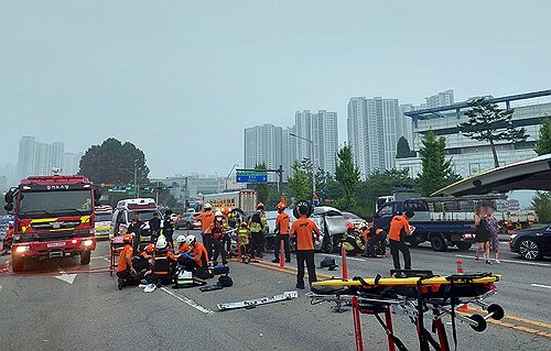 5명 숨진 인력업체 승합차 운전자 "노란불에 지나가려다…"