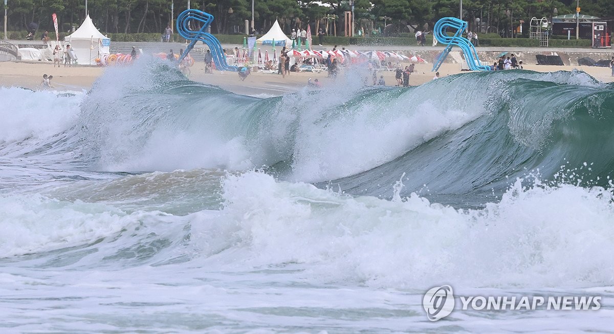 台風１０号接近で荒れる釜山の海