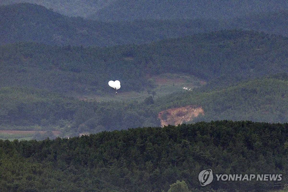 En esta foto de archivo, tomada desde la ciudad fronteriza de Paju, en Corea del Sur, a 27 kilómetros al noroeste de Seúl, el 5 de septiembre de 2024, se ven globos que presuntamente transportan basura flotando sobre el condado de Kaepung, en el suroeste de Corea del Norte. (Yonhap)