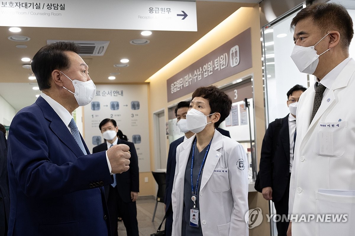 El presidente Yoon Suk Yeol (izq.) se reúne con el personal médico en el centro médico de emergencia regional del Centro Médico de Seúl, en Seúl, el 13 de septiembre de 2024, en esta foto proporcionada por su oficina. (FOTO NO A LA VENTA) (Yonhap) 