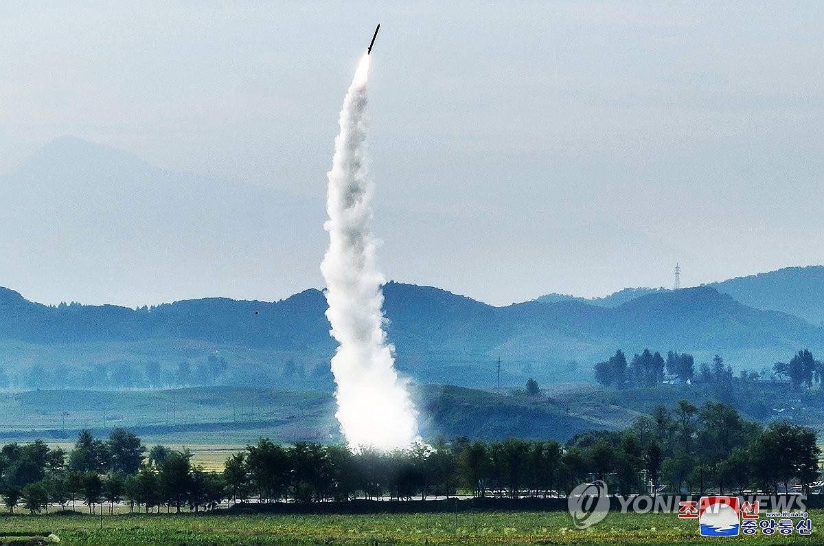 La Administración de Misiles de Corea del Norte realiza con éxito una prueba de fuego del Hwasongpho-11-Da-4.5, un nuevo misil balístico táctico, equipado con una ojiva de 4,5 toneladas, el 18 de septiembre de 2024, en esta fotografía de archivo proporcionada por el funcionario coreano del Norte. Agencia Central de Noticias. (Para uso únicamente en la República de Corea. Sin redistribución) (Yonhap)