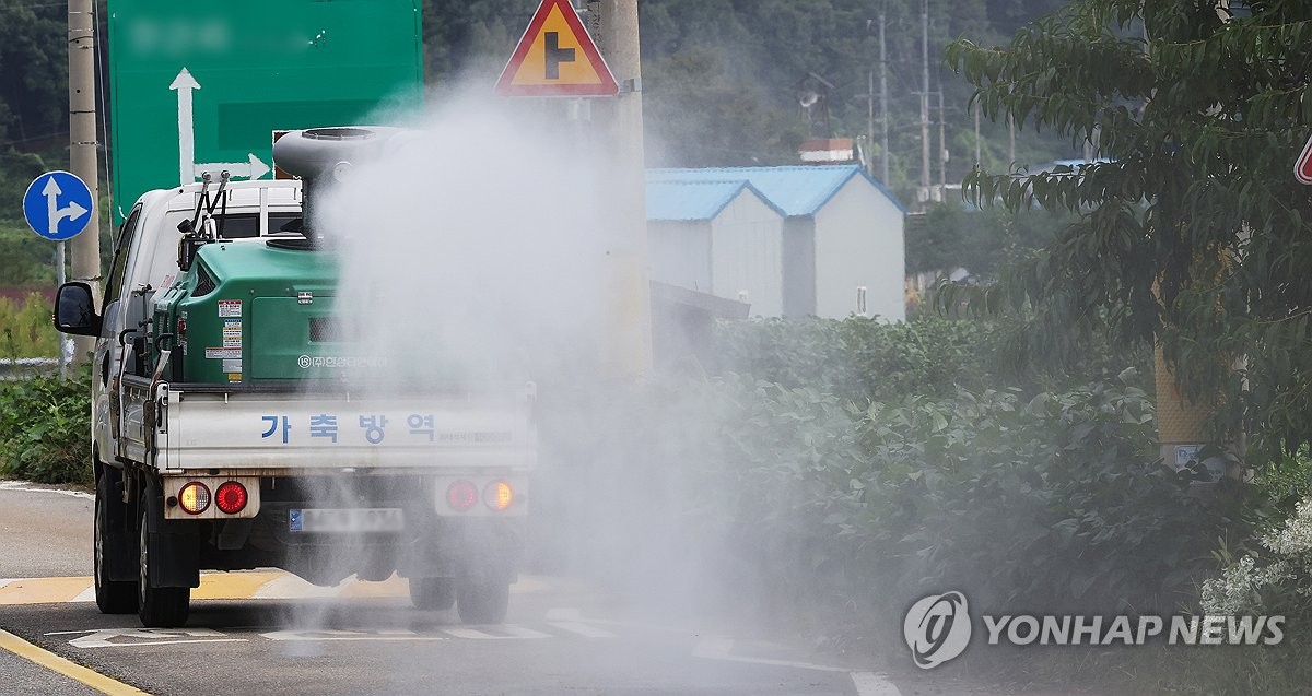 분주하게 움직이는 방역차