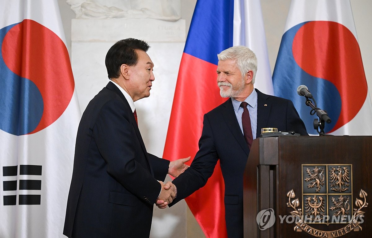 El presidente Yoon Suk Yeol (izq.) estrecha la mano del presidente checo Petr Pavel durante una conferencia de prensa conjunta en el Castillo de Praga, en la República Checa, el 20 de septiembre de 2024. (Foto de grupo) (Yonhap)