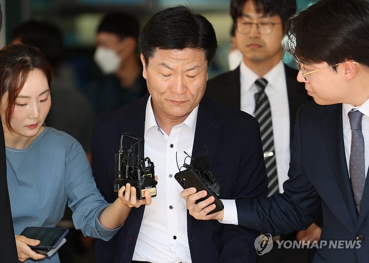 El exjefe de la comisaría de Yongsan, Lee Im-jae (centro), sale de una sala del tribunal en Seúl el 30 de septiembre de 2024, después de haber sido sentenciado a tres años de prisión sin trabajos forzados por cargos de negligencia profesional con resultado de muerte y lesiones durante la multitud de 2022. aplastamiento en el distrito de Itaewon. (Yonhap)