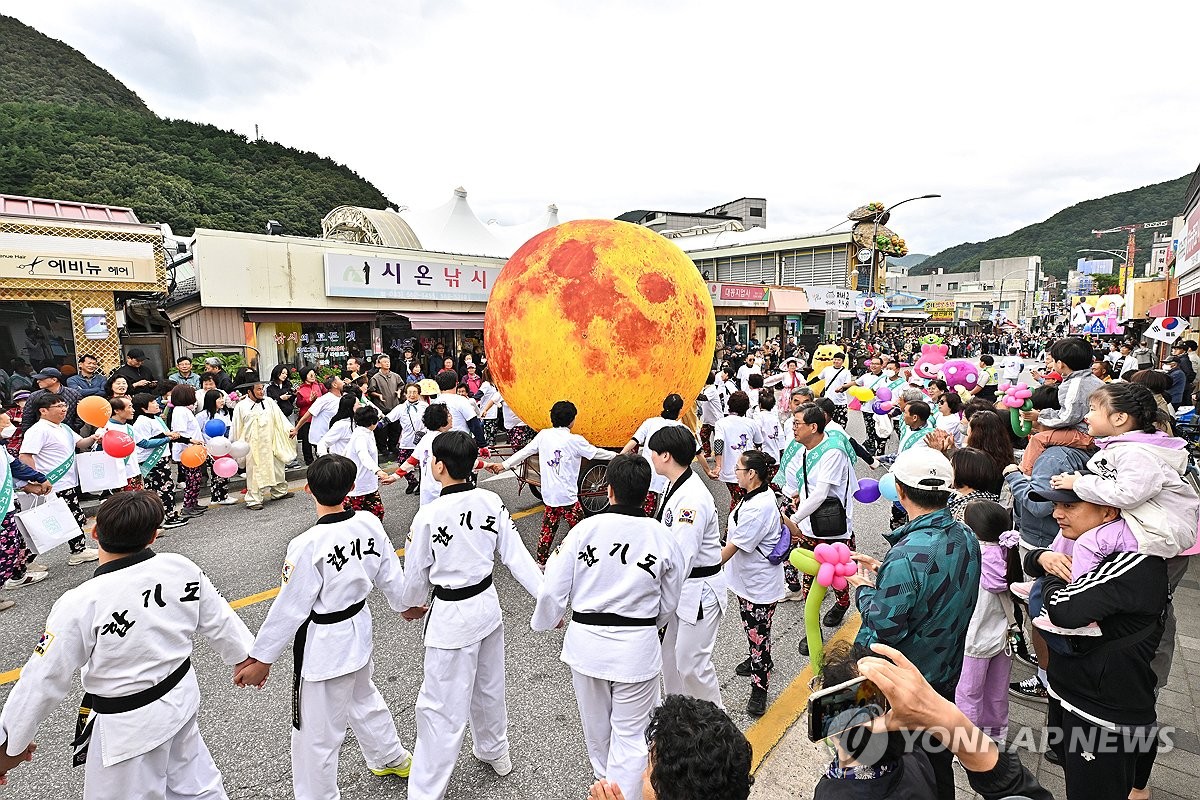 지난해 '아리랑 거리 퍼레이드'
