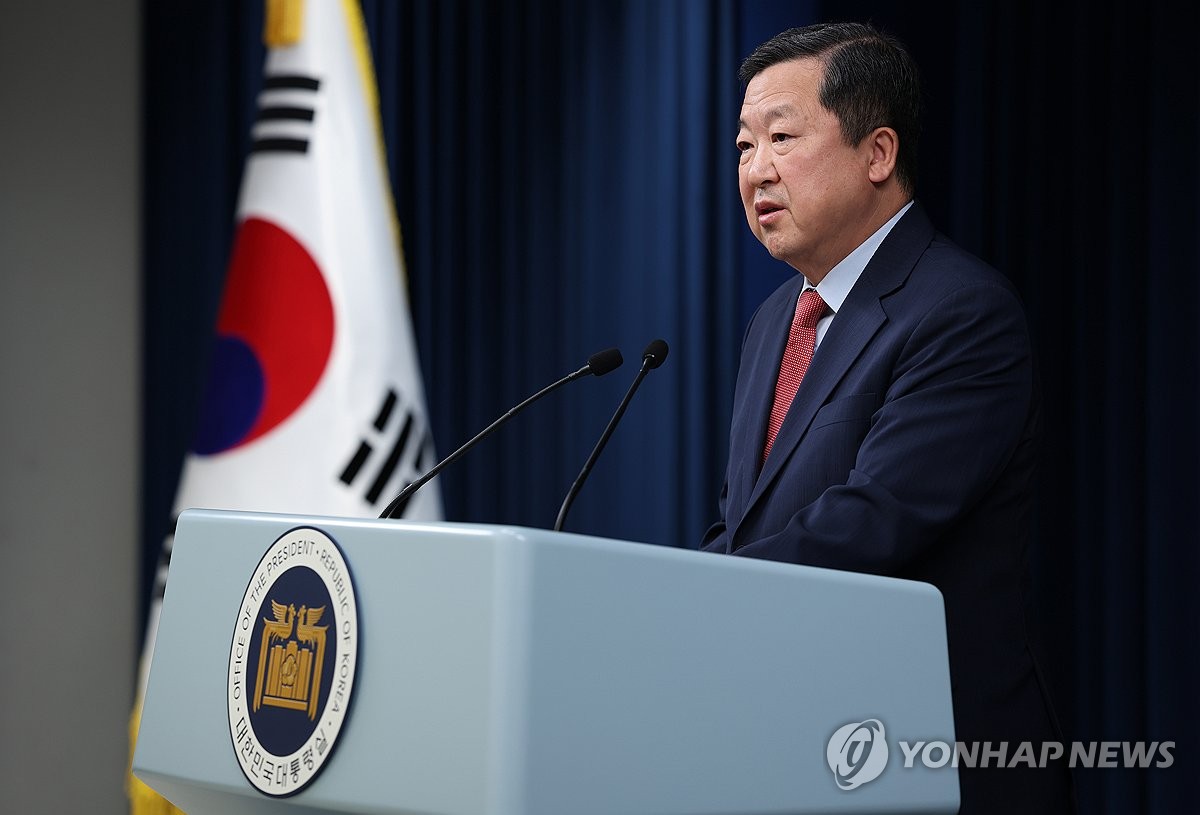 Park Chun-seop, secretario principal de Asuntos Económicos, explica el viaje del presidente Yoon Suk Yeol a tres países del Sudeste Asiático durante una rueda de prensa celebrada en la oficina presidencial en Seúl el 3 de octubre de 2024. (Yonhap)