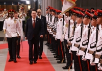 Ceremonia de bienvenida para Yoon en Singapur