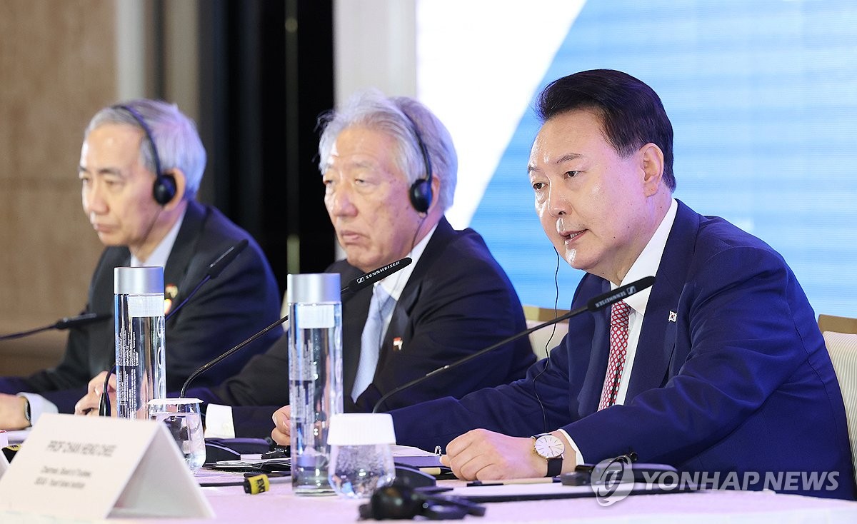 El presidente Yoon Suk Yeol (derecha) responde a preguntas en la 47ª Conferencia de Singapur en el Orchard Hotel Singapore el 9 de octubre de 2024. (Yonhap) 