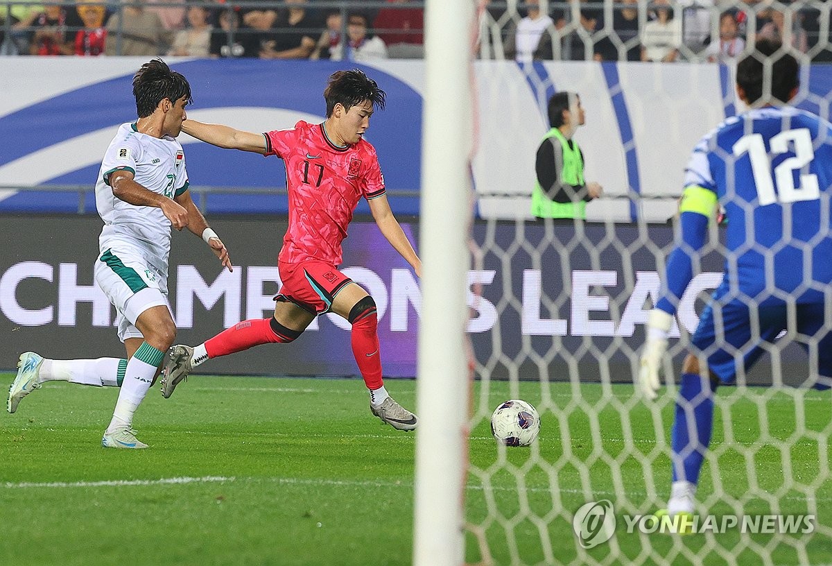 Bae Jun-ho of South Korea (center) attempts a shot against the during the teams' Group B match in the third round of Asian World Cup qualification at Yongin Mireu Stadium in Yongin, Gyeonggi province, Oct. 15, 2024 Iraq. Yonhap)