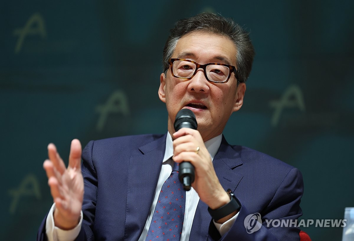 Esta foto, tomada el 17 de octubre de 2024, muestra a Victor Cha, presidente del Departamento de Geopolítica y Política Exterior y presidente de Corea en el Centro de Estudios Estratégicos e Internacionales, hablando durante un foro en Seúl. (Yonhap)