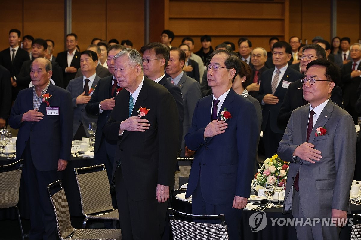 국기에 경례하는 한덕수 총리