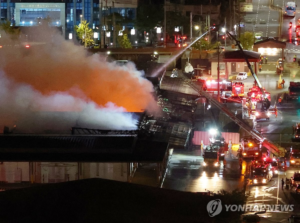 (LEAD) Fire at USFK warehouse in Busan under control, no casualties ...