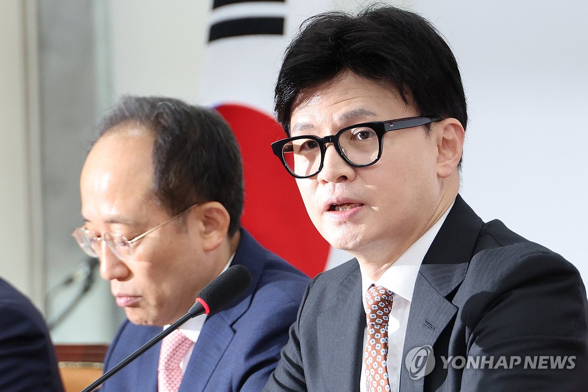 Han Dong-hoon (derecha), líder del gobernante Partido del Poder Popular, habla durante una reunión del consejo supremo en la Asamblea Nacional el 4 de noviembre de 2024. (Yonhap)