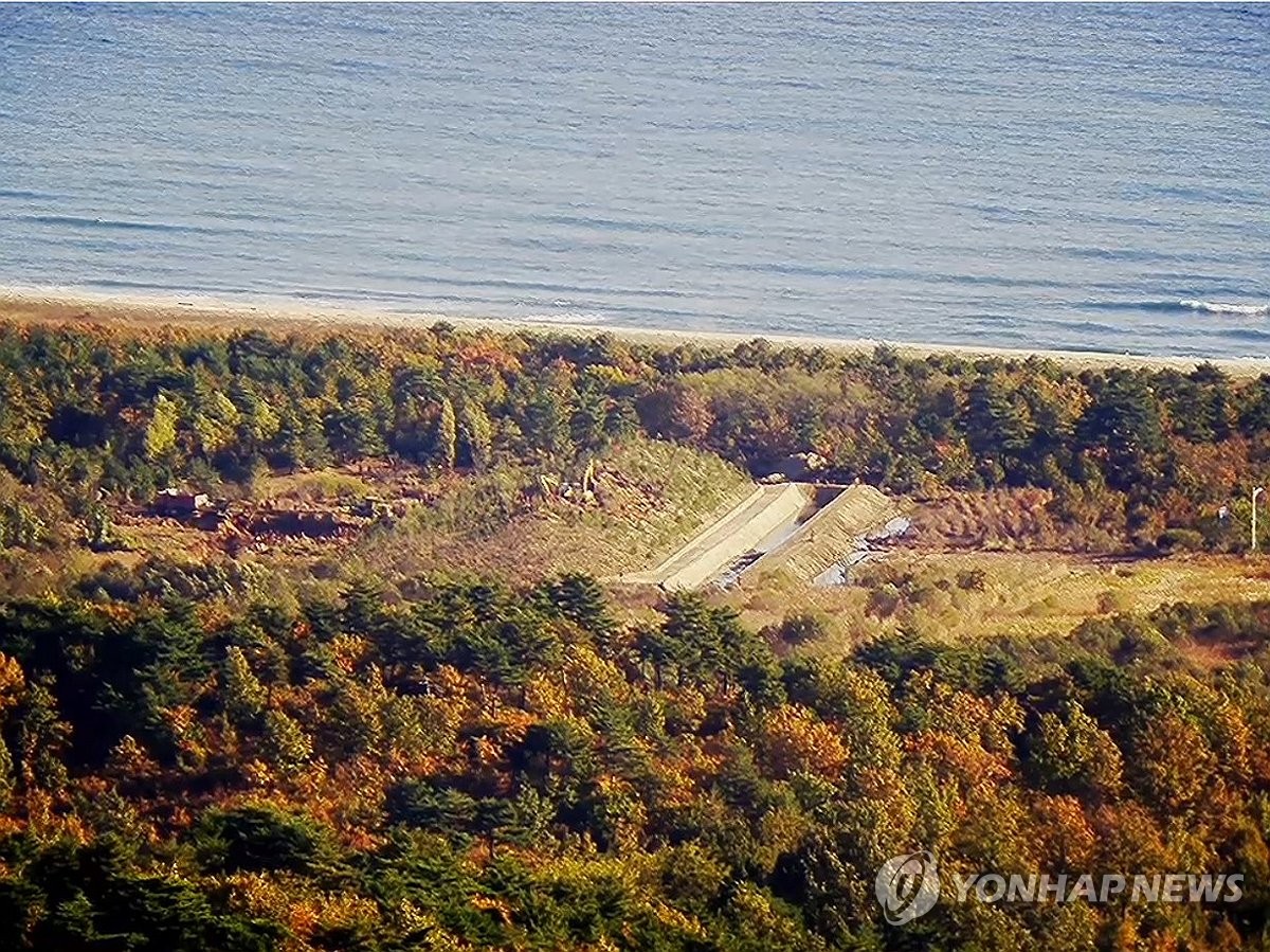 北朝鮮軍が対戦車壕を設置