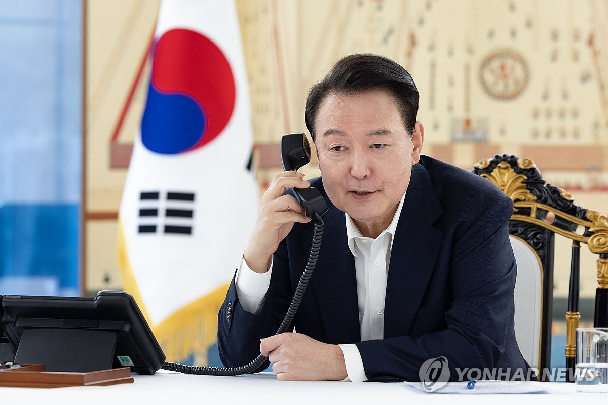 El presidente Yoon Suk Yeol mantiene conversaciones telefónicas con el presidente electo de Estados Unidos, Donald Trump, en la oficina presidencial en Seúl el 7 de noviembre de 2024, en esta fotografía proporcionada por la oficina de Yoon. (FOTO NO EN VENTA) (Yonhap) 