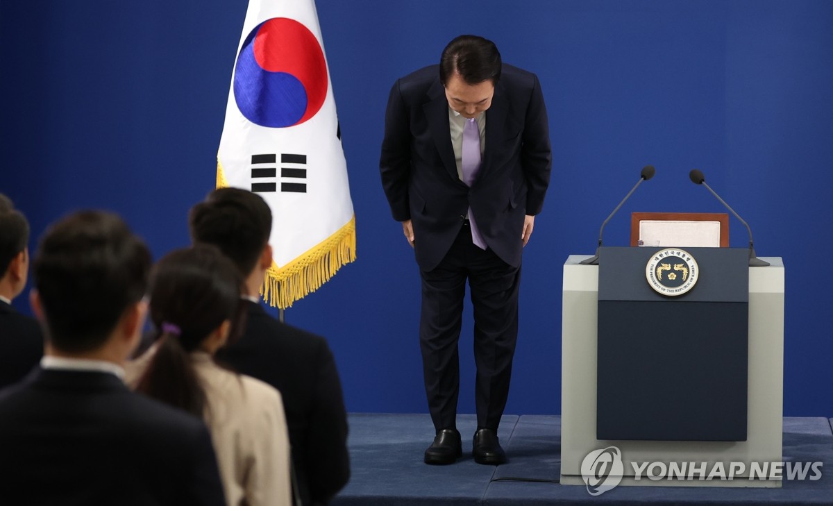 El presidente Yoon Suk Yeol se inclina para disculparse ante el pueblo durante una conferencia de prensa en la oficina presidencial en Seúl el 7 de noviembre de 2024. (Yonhap) 