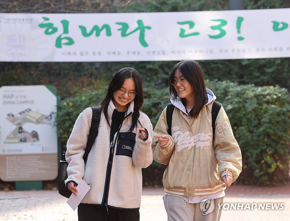 Las estudiantes de la escuela secundaria femenina Ewha, en el distrito Jung de Seúl, abandonan la escuela después de comprobar el contorno del sitio de pruebas del examen de ingreso a la universidad, el 13 de noviembre de 2024. (Yonhap)