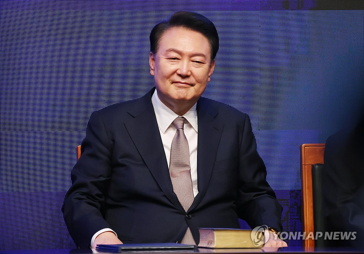 El presidente Yoon Suk Yeol asiste al Desayuno Nacional de Oración de Corea en un hotel de Seúl el 22 de noviembre de 2024. (Foto de la piscina) (Yonhap)