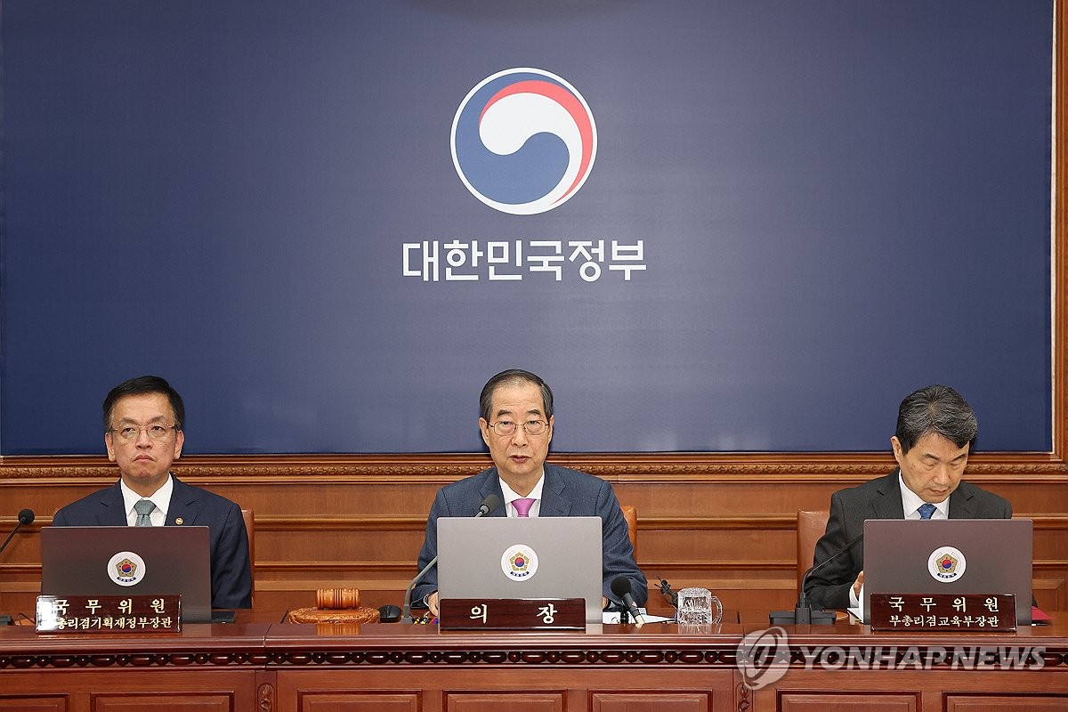 El primer ministro Han Duck-soo (centro) preside una reunión de gabinete en el complejo gubernamental de Seúl el 26 de noviembre de 2024. (Yonhap)