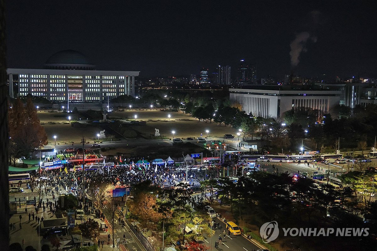 계엄 해제 요구안 가결, 대치는 계속