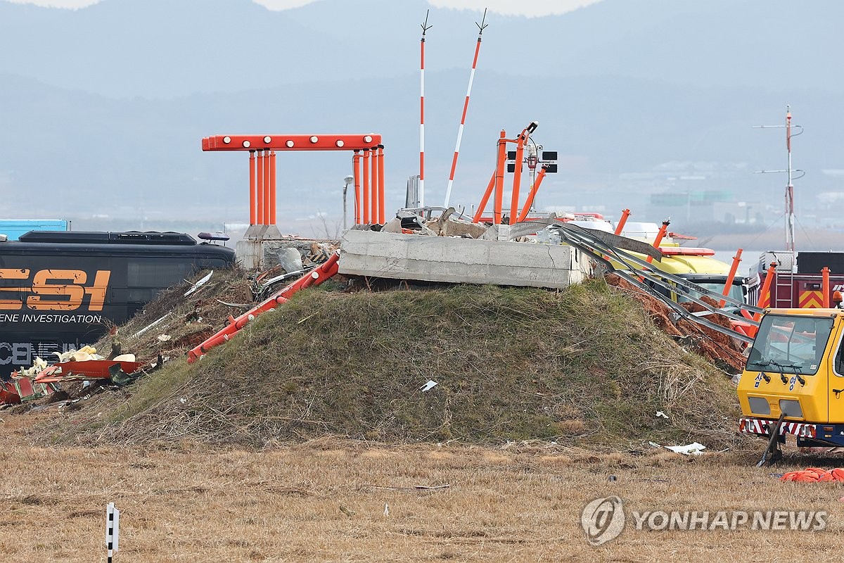 제주항공 여객기 충돌로 파손된 무안공항 방위각 시설