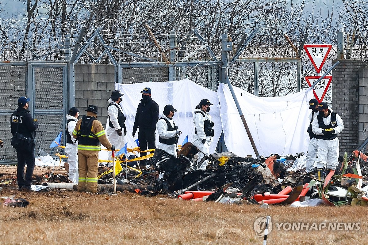 무안 제주항공 여객기 사고 현장 살피는 과학수사대