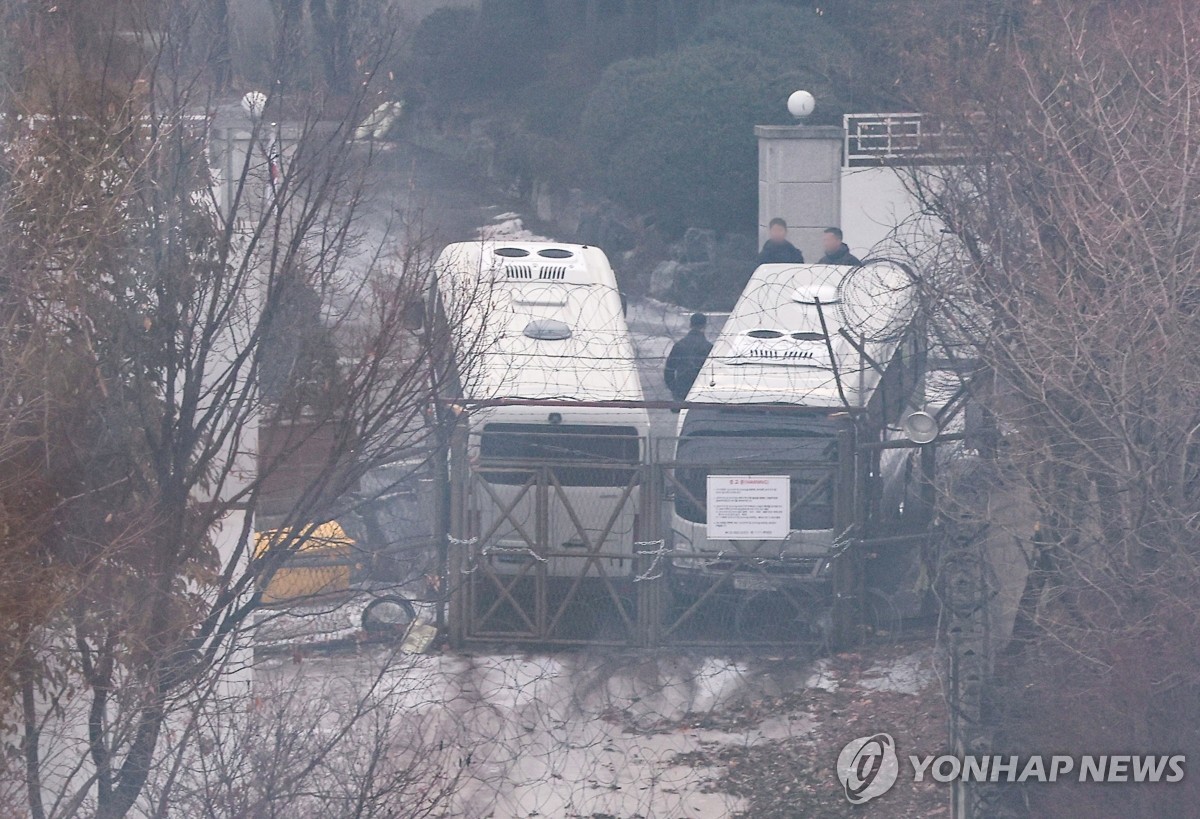 관저 철조망 쪽문 돌아보는 경호처 관계자들