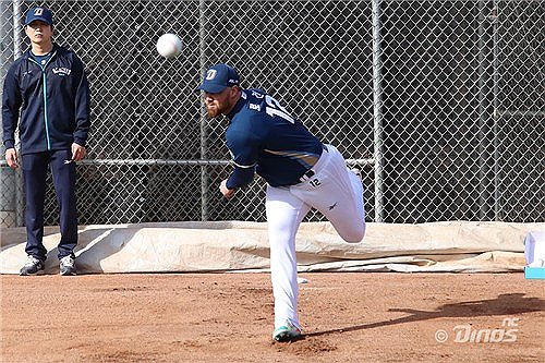 NC 로건, 스프링캠프 첫 불펜피칭…KBO 공인구 적응