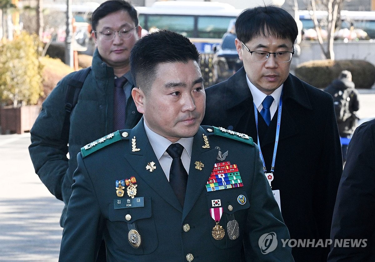 El coronel del ejército Kim Hyun-Tae, jefe del 707º Grupo de Misión Especial, llega al Tribunal Constitucional de Seúl el 6 de febrero de 2025, para testificar en el juicio de juicio político del presidente Yoon Suk Yeol. (Foto de la piscina) (Yonhap)