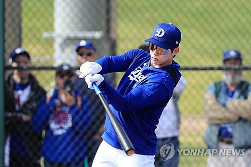 로버츠 감독 박수 받은 다저스 김혜성 "제가 3개 넘겼다고요?"