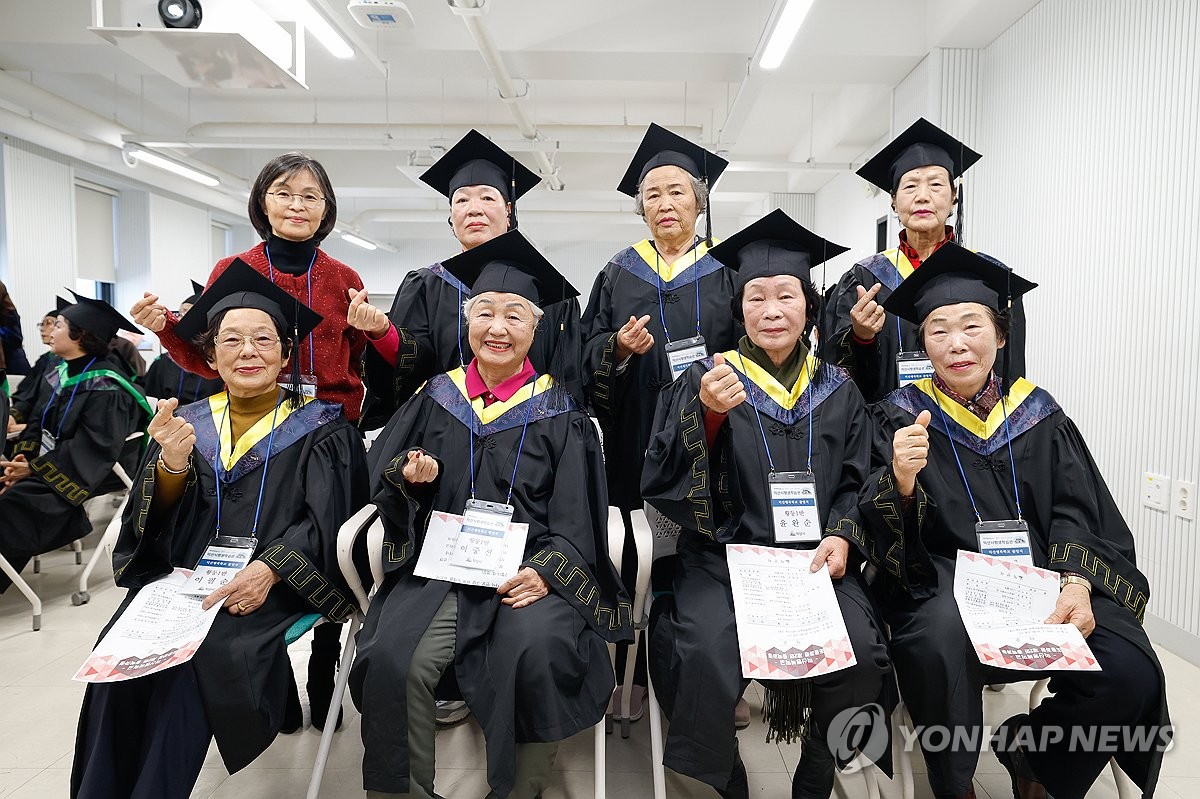 졸업식 참가한 익산행복학교 졸업생들