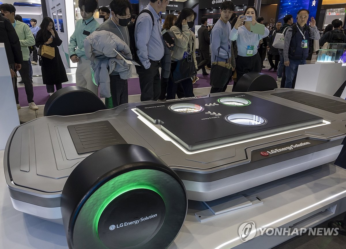 Major battery makers see steady drop in plant operation rates amid EV market slump