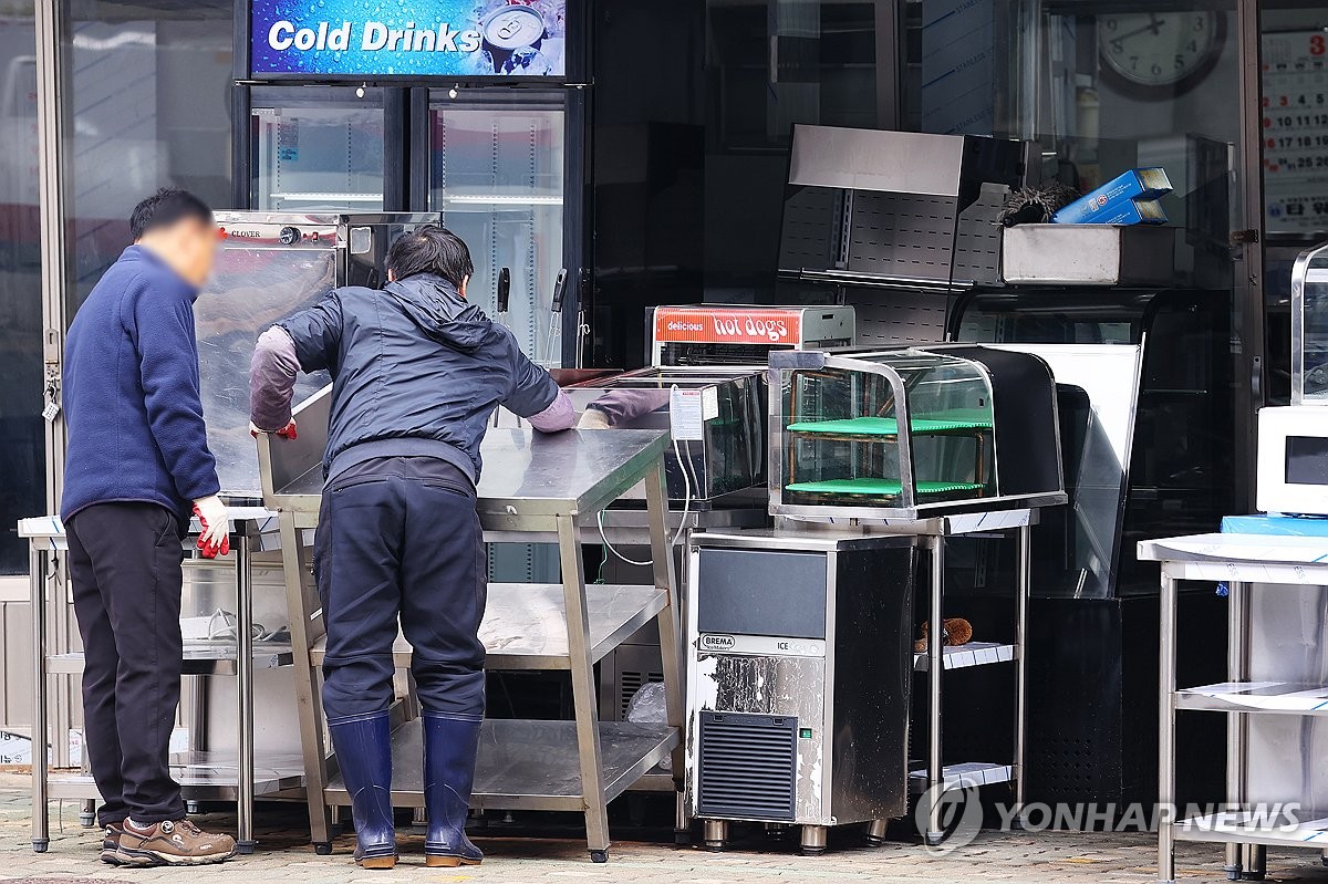 소상공인 폐업·대출 동반 증가…채무조정 요구도 늘어