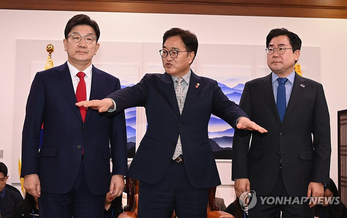 El presidente de la Asamblea Nacional, Woo Won-shik (c) posa para una foto con Kweon Seong-dong (L), líder del piso del Partido Gobernante Pople Party, y Park Chan-Dae, líder del piso del principal Partido Democrático de la Oposición, durante su reunión en la oficina de Woo en Seúl el 18 de marzo de 2025. (Pool Photo) (Yonhap) (Yonhap)