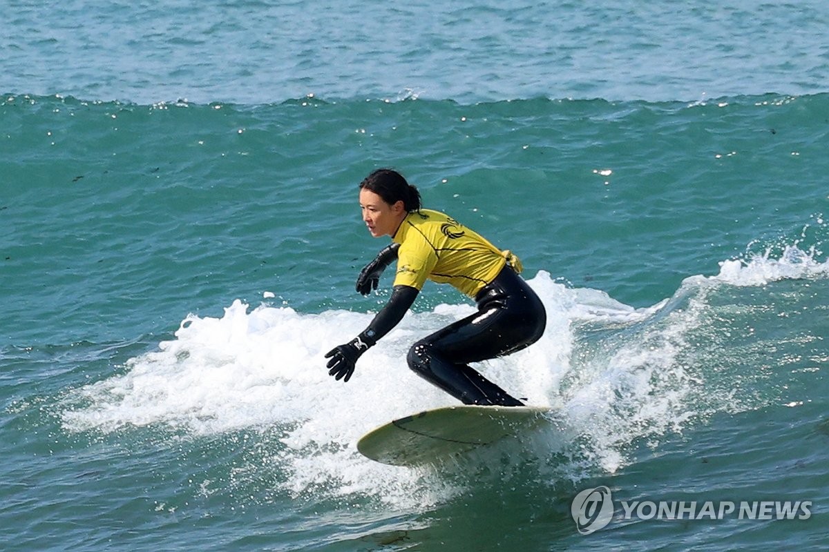 파도 즐기는 서퍼