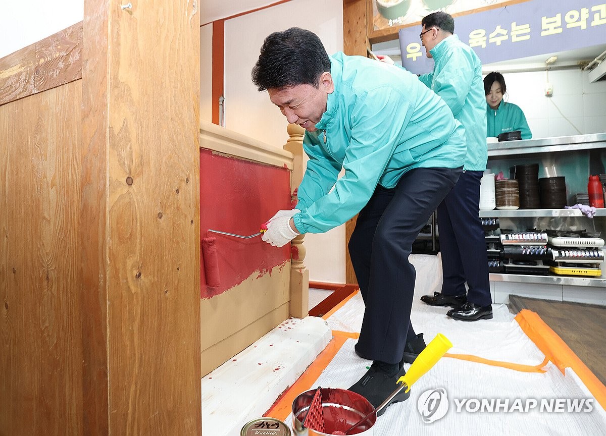 함영주 하나금융 회장, 연임 후 첫 행보로 소상공인 지원…'그룹 2.0' 시대 개막