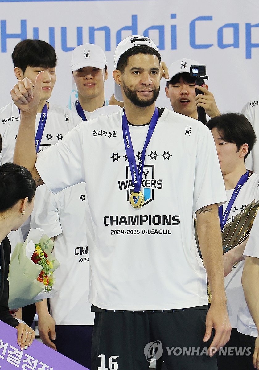 챔피언결정전 MVP로 선정된 레오