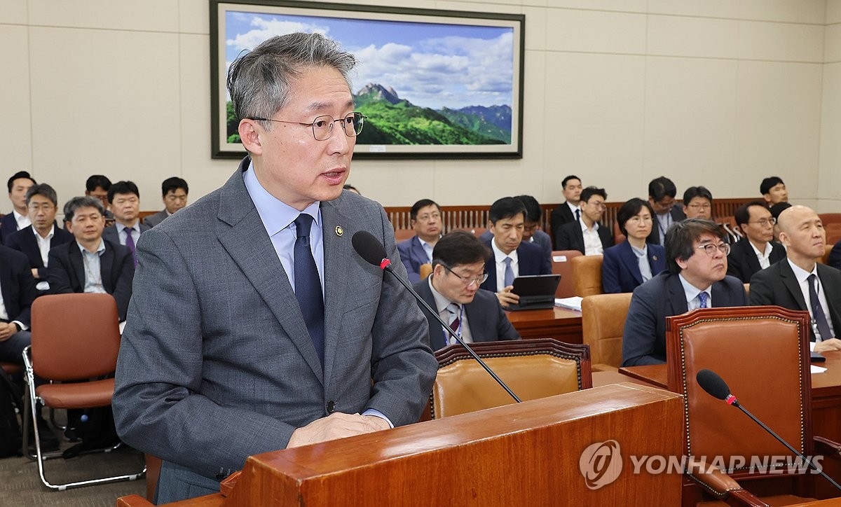 노동부 "주4.5일제 근로시간단축 협의 중…수입 감소 우려 검토"