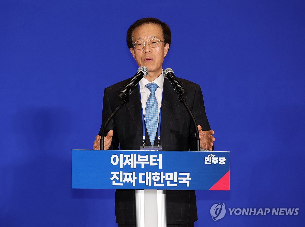 국회 행사에서 연설하는 이석연