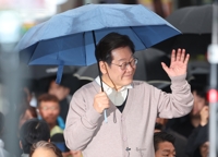 李 "항공·방위산업 강국 만들 것…경남, 우주항공 중심지로"