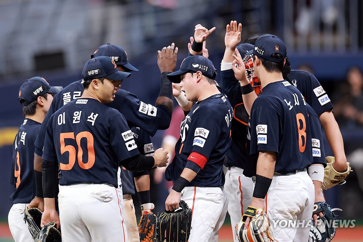 Hanwha Eagles players celebrate their 7-5 win over the Kiwoom Heroes in a Korea Baseball Organization regular-season game at Gocheok Sky Dome in Seoul on May 9, 2025. (Yonhap)