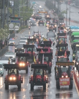 Farmers on tractors head for protest rally in Seoul