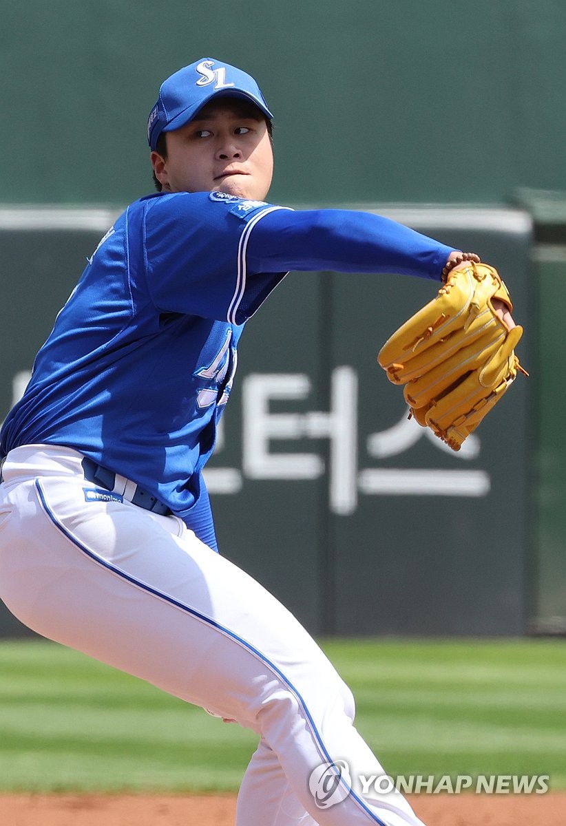 투구하는 삼성 선발 이승현