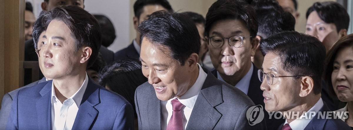 김문수 이준석 서울시청 토론회 입장 모습