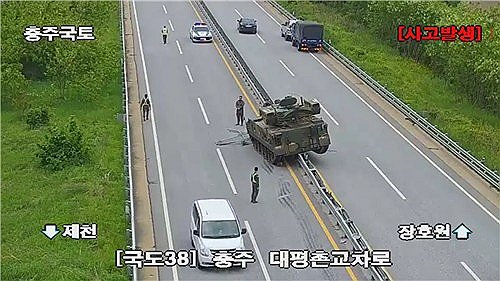 装甲車が中央分離帯に衝突